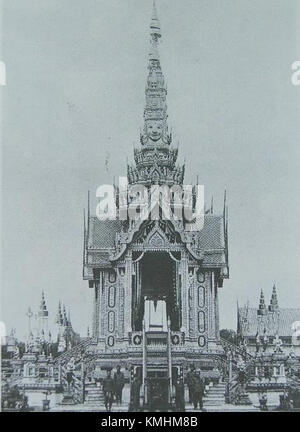 Il Royal Crematorium della regina Saovabha Phongsri, situato a Sanam Luang in Thailandia, è una grande struttura architettonica utilizzata durante le creme reali. Questa vista dal nord mette in risalto il suo maestoso design e il suo significato culturale. Foto Stock