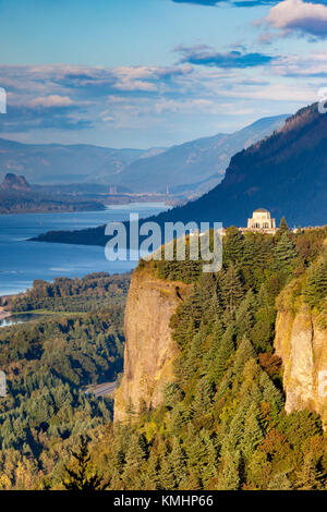 Affacciato sulla vista House e il Columbia River Gorge, Oregon, Stati Uniti d'America Foto Stock