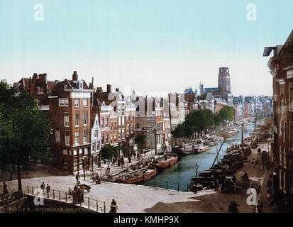 Delfsevaart è un canale situato a Rotterdam, nei Paesi Bassi, notevole per il suo significato storico. L'immagine del 1900 cattura uno scorcio delle infrastrutture e dei corsi d'acqua della città durante l'inizio del XX secolo, riflettendo lo sviluppo industriale di Rotterdam. Foto Stock