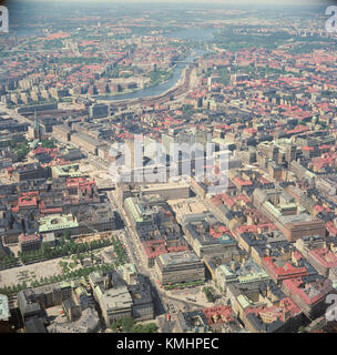 La città interna di Stoccolma, catturata in questa immagine, è conosciuta per la sua ricca storia, i monumenti architettonici e la vibrante cultura. La fotografia mette in evidenza il suo sviluppo urbano e il suo significato storico. Foto Stock