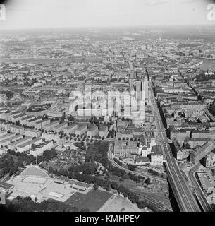 Una fotografia del centro di Stoccolma, catalogata come KMB 16001000185330, che raffigura la vita urbana, l'architettura e gli elementi storici del centro città. Foto Stock