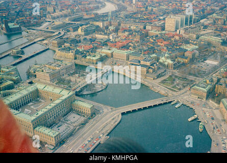 Una fotografia catalogata come KMB 16001000186604 del centro di Stoccolma, raffigurante il suo layout urbano e le sue caratteristiche architettoniche. Foto Stock