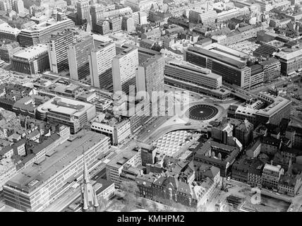 La città interna di Stoccolma è un quartiere storico situato in Svezia, noto per la sua architettura medievale ben conservata e il ricco patrimonio culturale. L'area è inclusa nel database della gestione dei beni culturali (KMB), che mostra il suo significato storico e architettonico. Foto Stock