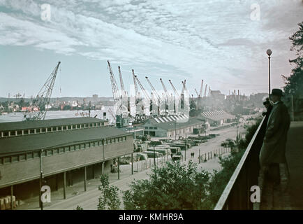 Stigbergskajen e Masthuggskajen sono importanti banchine situate a Gothenburg, Svezia. Questa fotografia del 1944 cattura la loro importanza storica durante la seconda guerra mondiale e il loro ruolo nelle attività industriali e marittime della città. Foto Stock