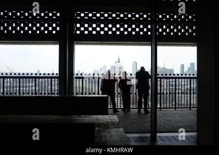 Una famiglia si affaccia sulla città di londra dal livello visualizzazione dell'edificio blavatnik (interno), la Tate Modern di Londra, Regno Unito, 4 dicembre 2017 Foto Stock