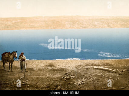 Una fotografia storica del Mar morto in Palestina, scattata intorno al 1895, raffigurante il paesaggio naturale di questo famoso specchio d'acqua in Terra Santa. Foto Stock