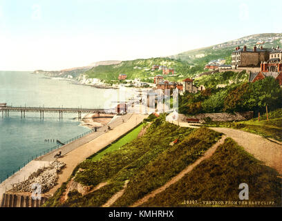 Questa fotografia del 1899 cattura una scena di Ventnor, situata sull'isola di Wight, in Inghilterra. Ventnor è una città di mare conosciuta per la sua architettura vittoriana e le viste panoramiche. È diventato un popolare centro benessere durante la fine del XIX secolo, attirando visitatori con il suo clima mite e i dintorni pittoreschi. Foto Stock