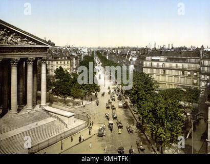 Una fotografia della fine del XIX secolo che mostra Boulevard de la Madeleine a Parigi. L'immagine cattura la vivace scena urbana e lo stile architettonico dell'epoca, offrendo uno sguardo sulla vita parigina alla fine del secolo. Foto Stock
