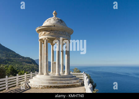 Vista di Na Foradada penisola con il marmo bianco rotunda a Son Marroig, Deia, Mallorca, Spagna Foto Stock