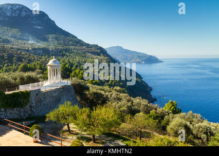 Vista di Na Foradada penisola con il marmo bianco rotunda a Son Marroig, Deia, Mallorca, Spagna Foto Stock