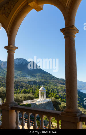 Vista di Na Foradada penisola con il marmo bianco rotunda a Son Marroig, Deia, Mallorca, Spagna Foto Stock