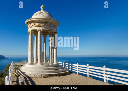 Vista di Na Foradada penisola con il marmo bianco rotunda a Son Marroig, Deia, Mallorca, Spagna Foto Stock