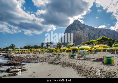 Spiaggia turistica di San Vito lo Capo nel mediterraneo siciliano Foto Stock