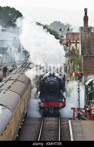 60103 Flying Scotsman Treno a Vapore sempre pronto a lasciare i Vescovi Lydeard stazione sul West Somerset Railway (WSR) durante la sua visita nel settembre 2017 Foto Stock