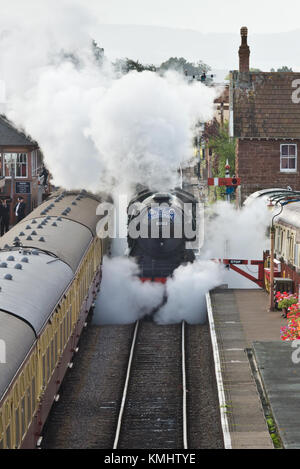 60103 Flying Scotsman Treno a Vapore sempre pronto a lasciare i Vescovi Lydeard stazione sul West Somerset Railway (WSR) durante la sua visita nel settembre 2017 Foto Stock