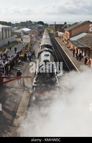 60103 Flying Scotsman Treno a Vapore sempre pronto a lasciare i Vescovi Lydeard stazione sul West Somerset Railway (WSR) durante la sua visita nel settembre 2017 Foto Stock