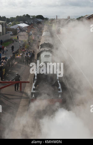 60103 Flying Scotsman Treno a Vapore sempre pronto a lasciare i Vescovi Lydeard stazione sul West Somerset Railway (WSR) durante la sua visita nel settembre 2017 Foto Stock