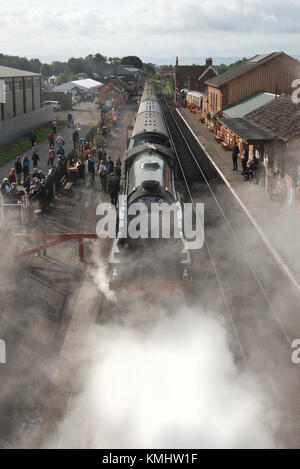 60103 Flying Scotsman Treno a Vapore sempre pronto a lasciare i Vescovi Lydeard stazione sul West Somerset Railway (WSR) durante la sua visita nel settembre 2017 Foto Stock