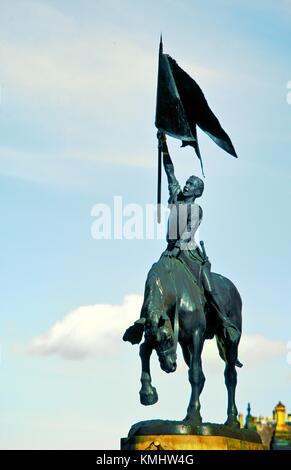 La statua equestre, Hawick, commemora 1514 vittoria sulla lingua inglese presso il vicino Hornshole. Lad locale con catturato Abate banner Foto Stock