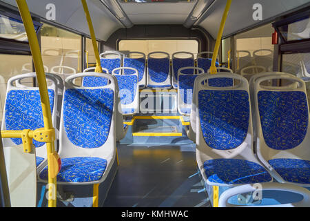 Interno del bus moderno con sedili per i passeggeri Foto Stock
