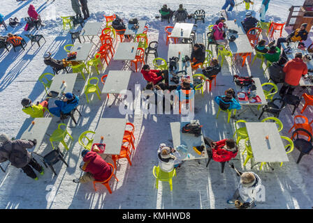 Chamonix-Mont Blanc, Francia, Alpi francesi, « Argentiere', grande folla aerea di persone che condividono bevande, al Tables on Outside Terrace, stazione sciistica Foto Stock