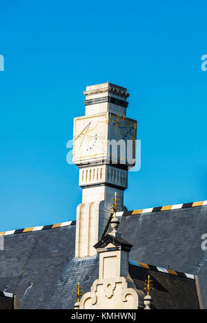 Orologio solare sul tetto di una vecchia casa medioevale nel centro storico del centro storico della città di Gand, Belgio Foto Stock
