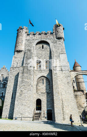 Ghent, Belgio - 29 agosto 2017: vista del gravensteen castello medievale con la gente a piedi nel centro storico della città di Gand, Belgio Foto Stock