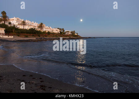 Proprietà sulla spiaggia. Percorso, percorso, spiaggia, Mijas, provincia di Malaga, Costa del Sol, Andalusia southern, Spagna, Europa Foto Stock