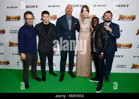 (Da sinistra a destra) Jake Kasdan, Nick Jonas, Dwayne Johnson, Karen Gillan, Kevin Hart e Jack Black frequentando il Jumanji: Welcome to the Jungle Premiere tenutasi presso la Vue West End nel quadrato di Leicester, Londra. Foto Stock