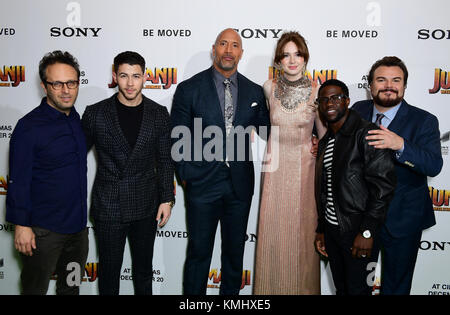 (Da sinistra a destra) Jake Kasdan, Nick Jonas, Dwayne Johnson, Karen Gillan, Kevin Hart e Jack Black frequentando il Jumanji: Welcome to the Jungle Premiere tenutasi presso la Vue West End nel quadrato di Leicester, Londra. Foto Stock