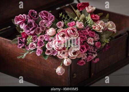 Bella linea decorativa scrigno scatola di archiviazione su sfondo marrone Foto Stock