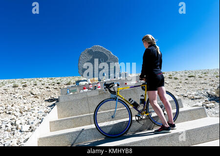 Francia. Vaucluse (84). Il Mont Ventoux. Memoriale per il ciclista Tom Simpson Foto Stock