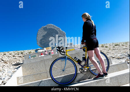 Francia. Vaucluse (84). Il Mont Ventoux. Memoriale per il ciclista Tom Simpson Foto Stock