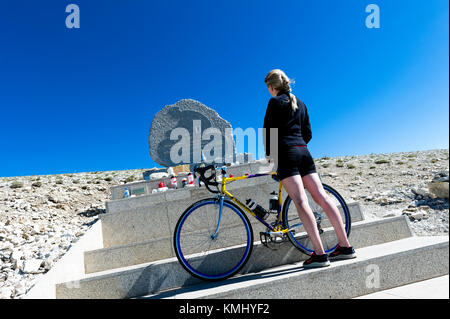 Francia. Vaucluse (84). Il Mont Ventoux. Memoriale per il ciclista Tom Simpson Foto Stock