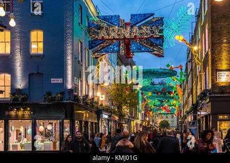 Carnaby St a Natale con decorazioni natalizie a tema tropicale, Soho, Londra, Regno Unito Foto Stock