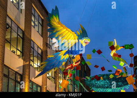 Carnaby St a Natale con decorazioni natalizie a tema tropicale, Soho, Londra, Regno Unito Foto Stock