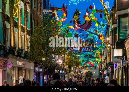 Carnaby St a Natale con decorazioni natalizie a tema tropicale, Soho, Londra, Regno Unito Foto Stock