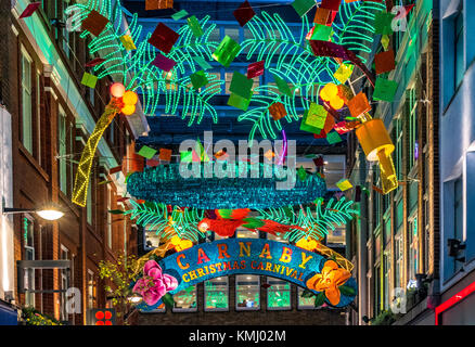 Carnaby St a Natale con decorazioni natalizie a tema tropicale, Soho, Londra, Regno Unito Foto Stock