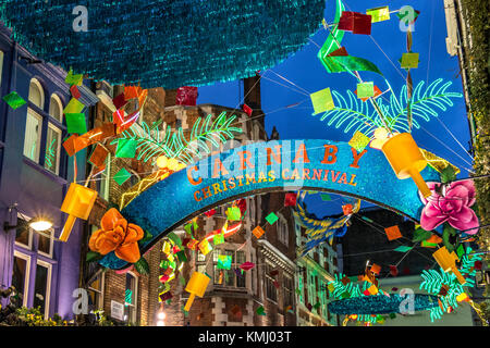 Carnaby St a Natale con decorazioni natalizie a tema tropicale, Soho, Londra, Regno Unito Foto Stock