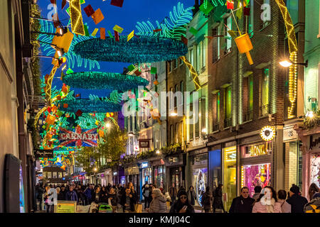 Carnaby St a Natale con decorazioni natalizie a tema tropicale, Soho, Londra, Regno Unito Foto Stock