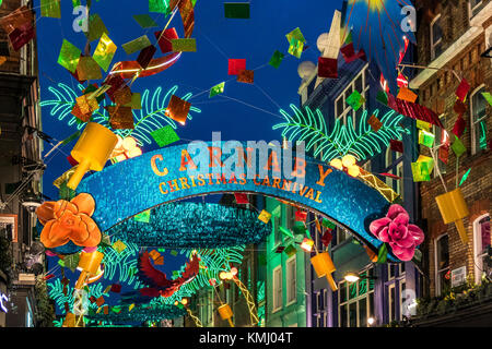 Carnaby St a Natale con decorazioni natalizie a tema tropicale, Soho, Londra, Regno Unito Foto Stock