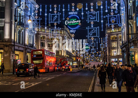 Gli amanti dello shopping natalizio a Natale a Oxford St, sotto l'Oxford St Christmas Lights, Londra, Regno Unito Foto Stock