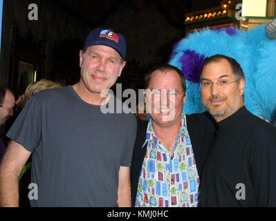 28 ottobre 2001 RTSlocomb / MediaPunch Michael Eisner, John Lasseter, Steve Jobs In Arrivo al 'Mostri, Inc' premiere El Capitan Theater a Hollywood, CA © MediaPunch Foto Stock