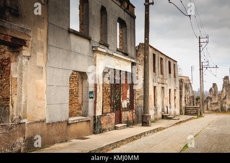 Oradour sur glane, Francia - 03 dicembre, 2017 : per le strade del paese, rimane in resti di case distrutte da incendi durante il massacro del popul Foto Stock