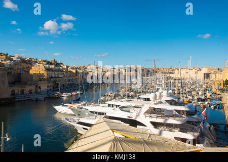 Malta, 6 dicembre 2017. Il Grand Harbour Marina e il birgu quartiere di La Valletta, la capitale di Malta. Michael tubi / alamy live news. Foto Stock