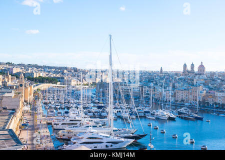 Malta, 6 dicembre 2017. Il Grand Harbour Marina e il birgu quartiere di La Valletta, la capitale di Malta. Michael tubi / alamy live news. Foto Stock