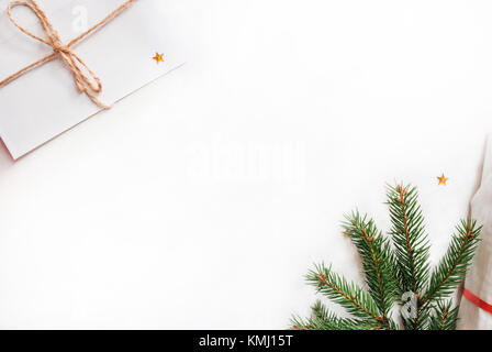 In stile minimalista regali di Natale dono lettera laici piatta con rami concetto su sfondo bianco Foto Stock