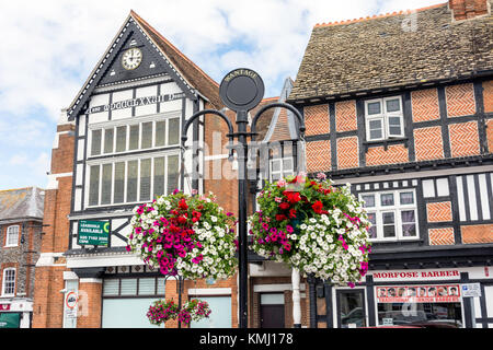 Edifici del periodo e cesti di fiori, Market Place, Wantage, Oxfordshire, England, Regno Foto Stock