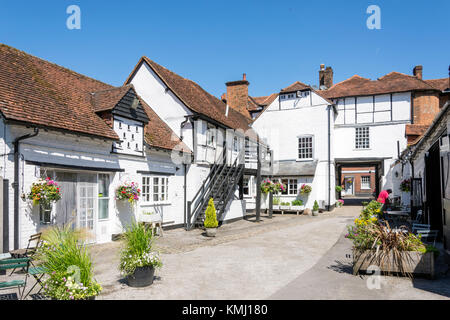 Il cortile di George & Dragon Hotel, High Street, West Wycombe, Buckinghamshire, Inghilterra, Regno Unito Foto Stock