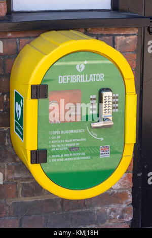 Un defibrillatore semiautomatico esterno (AED) per salvare la vita di apparecchiature di emergenza High Street, Princes Risborough, Buckinghamshire, Inghilterra, Regno Unito Foto Stock